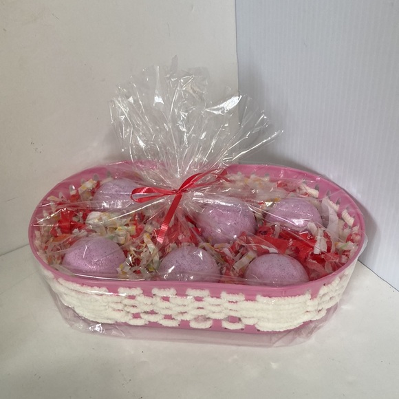 Lavender Chamomile Luxurious Bath Bombs Fizzers and Basket Gift Set of 6 Bombs - Picture 4 of 12